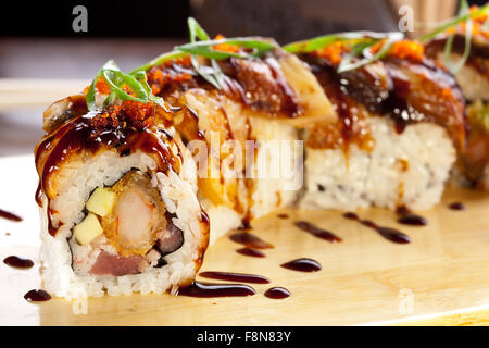 Traditionelles japanisches Essen. Sushi Aal rollt. Stockfoto