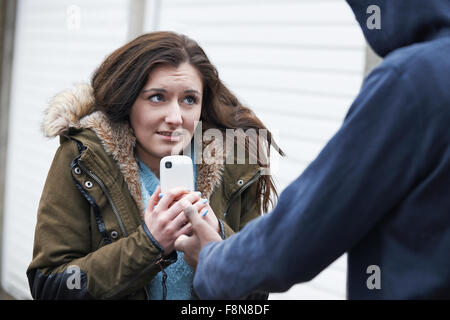 Junges Mädchen überfallen wird für Handy Stockfoto