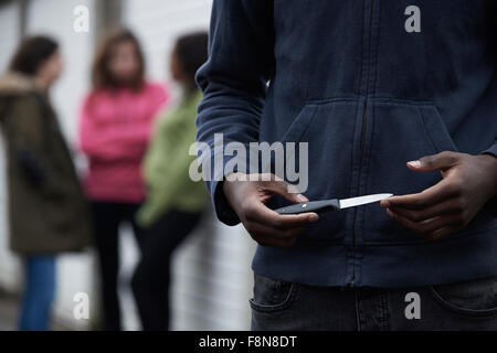 Teenager Gang mit Messer bewaffnet Stockfoto