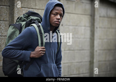 Obdachlosen Teenager auf Straßen mit Rucksack Stockfoto