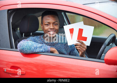 Teenager vorbei fahren Prüfung Stockfoto