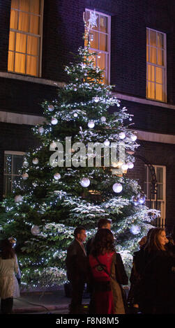 10 Downing Street, London, UK. 10. Dezember 2015. Die Downing Street Christmas Tree ist beleuchtet, beobachtet von Premierminister David Cameron und Gäste. Bildnachweis: Malcolm Park Leitartikel/Alamy Live-Nachrichten Stockfoto