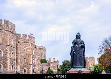 Statue der Königin Victoria vor schloss windsor Stockfoto