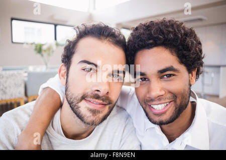 Porträt des Lächelns schwules Paar Stockfoto