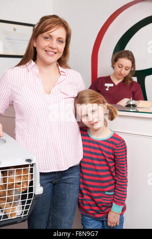 Mutter und Tochter nehmen Katze zum Tierarzt Stockfoto