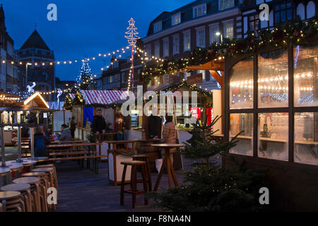 Kingston Surrey, UK. 10. Dezember 2015. Menschen genießen Sie eine festliche Atmosphäre auf einen deutschen Weihnachtsmarkt in Kingston Surrey Credit: Amer Ghazzal/Alamy Live-Nachrichten Stockfoto