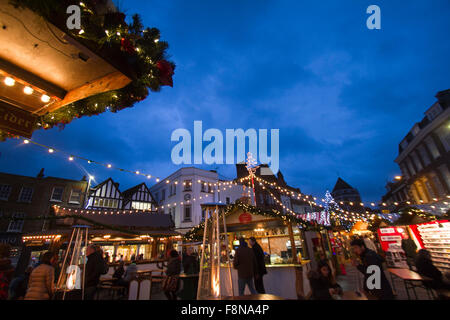 Kingston Surrey, UK. 10. Dezember 2015. Menschen genießen Sie eine festliche Atmosphäre auf einen deutschen Weihnachtsmarkt in Kingston Surrey Credit: Amer Ghazzal/Alamy Live-Nachrichten Stockfoto