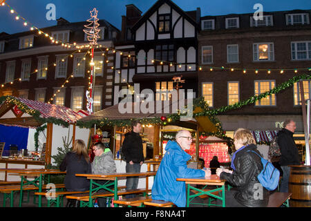 Kingston Surrey, UK. 10. Dezember 2015. Menschen genießen Sie eine festliche Atmosphäre auf einen deutschen Weihnachtsmarkt in Kingston Surrey Credit: Amer Ghazzal/Alamy Live-Nachrichten Stockfoto