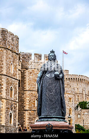 Statue der Königin Victoria vor schloss windsor Stockfoto