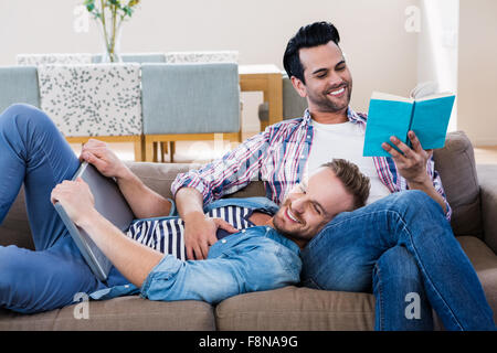 Gay paar auf der Couch entspannen Stockfoto