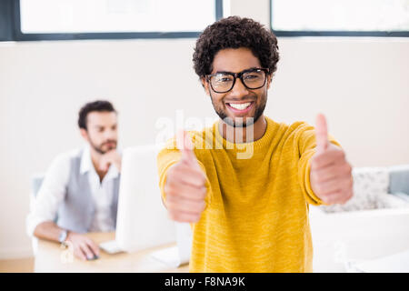 Lächelnder Mann Daumen auftauchen Stockfoto