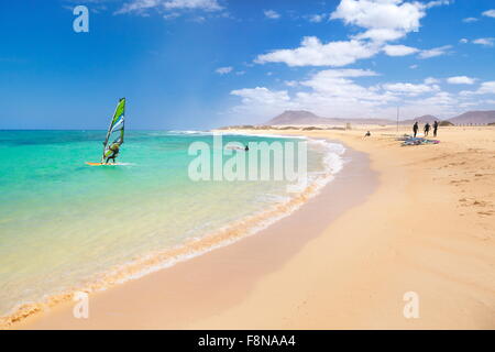 Kanarischen Strand auf Fuerteventura Island, Windsurfen in der Nähe von Corralejo, Kanarische Inseln, Spanien Stockfoto