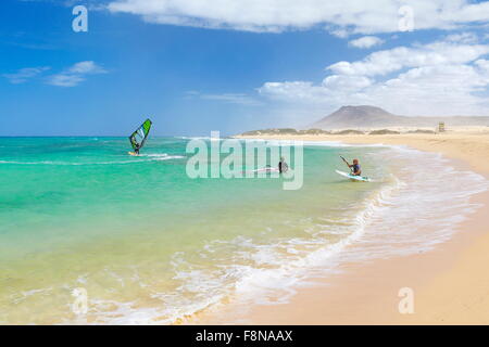 Windsurfen am Strand von Corralejo, Fuerteventura Insel Landschaft, Kanarische Inseln, Spanien Stockfoto