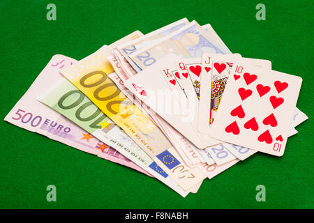 Royal Flush Herzen und Euro Geld auf grünem Filz Stockfoto
