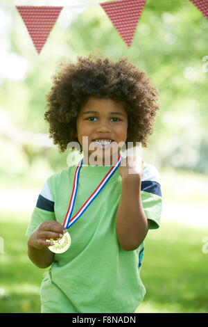 Kleiner Junge Medaille am Sporttag Stockfoto