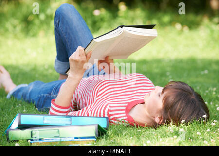 Junge Studentin Studium im Park Stockfoto