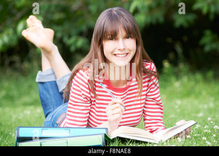 Junge Studentin Studium im Park Stockfoto