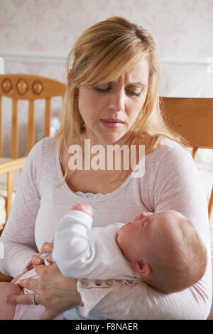 Frustrierte Mutter Post Natal Depressionen leiden Stockfoto