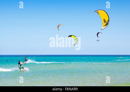 Kanarischen Inseln, Fuerteventura Island, Kitesurfen am Strand in der Nähe von Costa Calma, Spanien Stockfoto