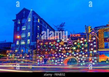 Weihnachtsbeleuchtung von Hoffnung, St. Paul Hospital, Vancouver, Britisch-Kolumbien, Kanada. Stockfoto
