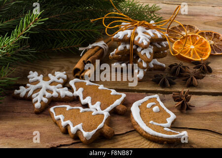 Weihnachten Geschenk Vereisung Lebkuchen, Schneeflocke, Tanne und Halbmond Kekse mit Zimt, Anis, FRUCHTSCHEIBEN, Tanne Äste auf eine Stockfoto