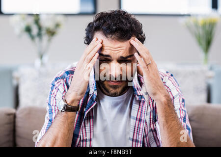 Besorgt Man mit Händen auf seinem Gesicht Stockfoto