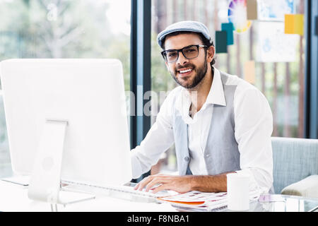 Lächelnde Menschen Arbeiten am Computer Stockfoto