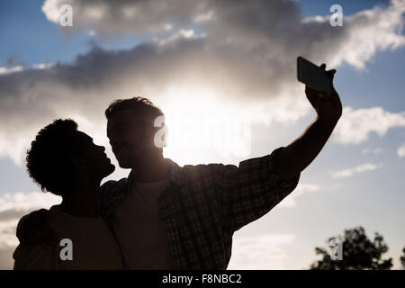 Homosexuelle Paare nehmen selfie Stockfoto