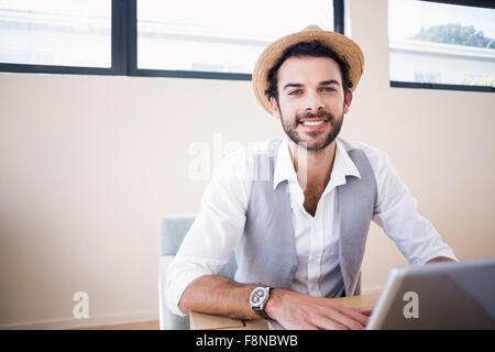 Porträt von lächelnder Mann mit laptop Stockfoto