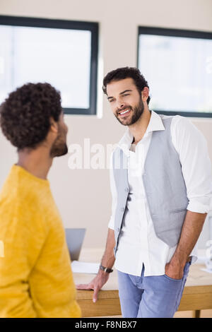 Lächelnd, schwules Paar im Gespräch Stockfoto