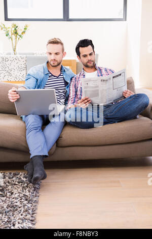 Gay paar auf der Couch entspannen Stockfoto