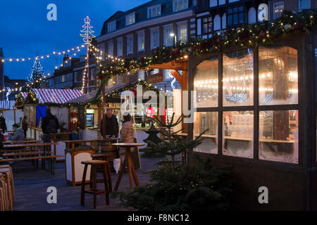 Kingston Surrey, UK. 10. Dezember 2015. Menschen genießen Sie eine festliche Atmosphäre auf einen deutschen Weihnachtsmarkt in Kingston Surrey Credit: Amer Ghazzal/Alamy Live-Nachrichten Stockfoto