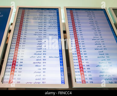 Flughafen-Board mit Depatures und Ankunftszeiten Stockfoto