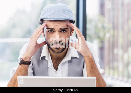 Besorgt Man mit Händen auf seinem Gesicht in die Kamera schaut Stockfoto