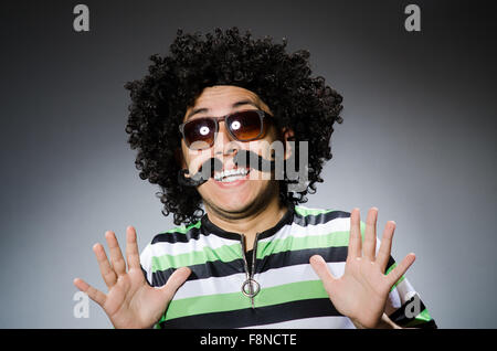 Lustiger Mensch mit Afro-Frisur isoliert auf weiss Stockfoto