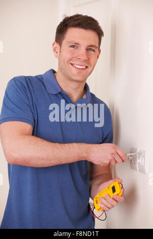 Elektriker Prüfung Verdrahtung am Schalter Stockfoto