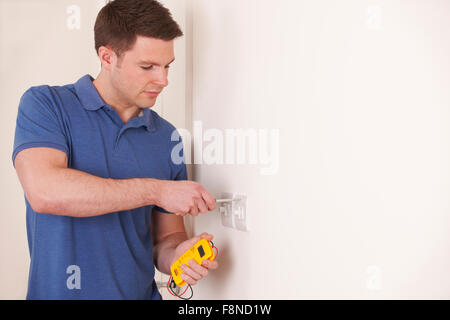 Elektriker Prüfung Verdrahtung am Schalter Stockfoto