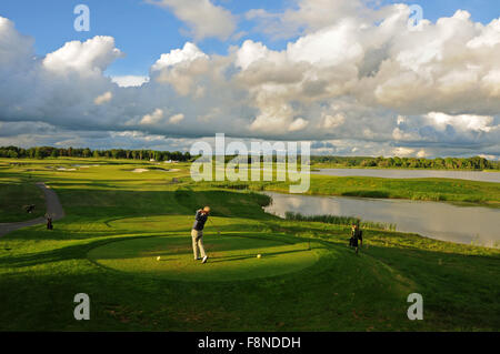 Sonnenuntergang Abschlag auf Stadium Course im Bro Hof Slott Golf Club, ein Golfplatz befindet sich in Upplands-Bro am See Mälaren in Schweden Stockfoto