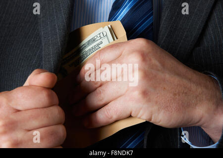 Unternehmer setzen umhüllen von Dollar In der Tasche Stockfoto