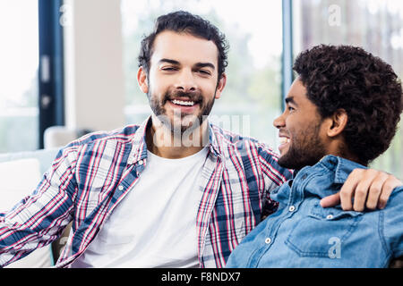 Glückliches schwules Paar, lachen Stockfoto