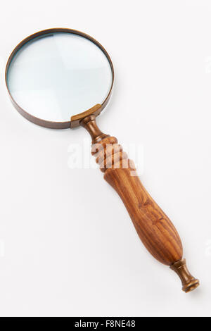 Lupe auf weißem Hintergrund Stockfoto