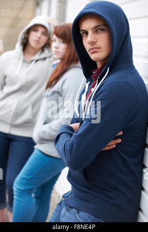 Bande von Jugendlichen Hanging Out In urbaner Umgebung Stockfoto