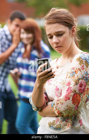 Teenager-Mädchen Opfer von Mobbing per SMS Stockfoto