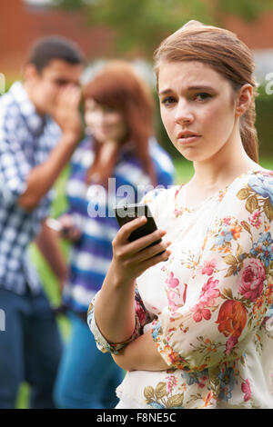 Teenager-Mädchen Opfer von Mobbing per SMS Stockfoto