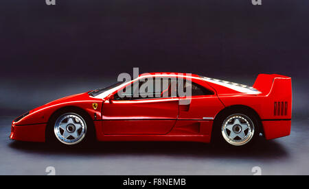Roter Ferrari F40 im Studio. Stockfoto
