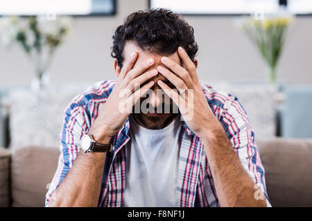 Besorgt Man mit Händen auf seinem Gesicht Stockfoto