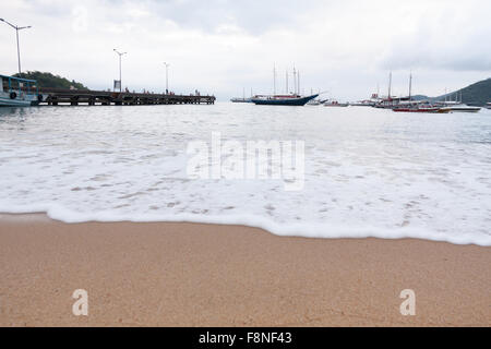 Meerwasser Ansatz und Spill auf Sandstrand, Vila do Santorini Santorini (Dorf), Ilha Grande, Angra dos Reis, Bundesstaat Rio de Janeiro, Brasilien Stockfoto