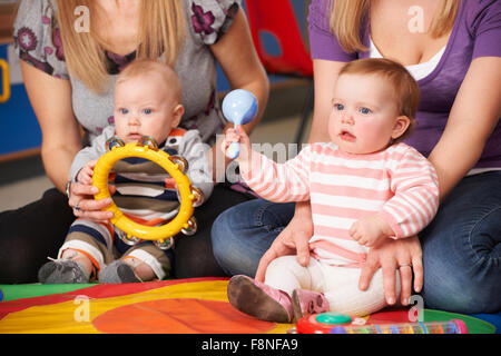 Mütter und Babys bei Music Group Stockfoto