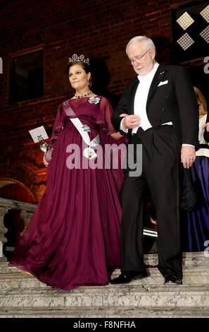 Stockholm, Schweden. 10. Dezember 2015. Schwedens Kronprinzessin Victoria (L) und 2015 der Nobelpreisträger in Physik Arthur B. McDonald besucht traditionellen Nobel-Bankett im Rathaus in Stockholm, die Hauptstadt von Schweden, 10. Dezember 2015. Bildnachweis: Ye Pingfan/Xinhua/Alamy Live-Nachrichten Stockfoto