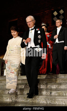 Stockholm, Schweden. 10. Dezember 2015. Schwedens King Carl XVI Gustaf (R) besucht traditionellen Nobel-Bankett im Rathaus in Stockholm, die Hauptstadt von Schweden, 10. Dezember 2015. Bildnachweis: Ye Pingfan/Xinhua/Alamy Live-Nachrichten Stockfoto